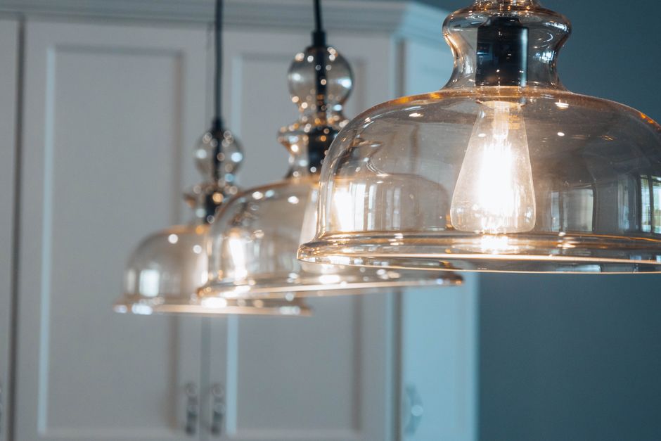 Hanglamp boven kookeiland voor sfeer en functionaliteit
